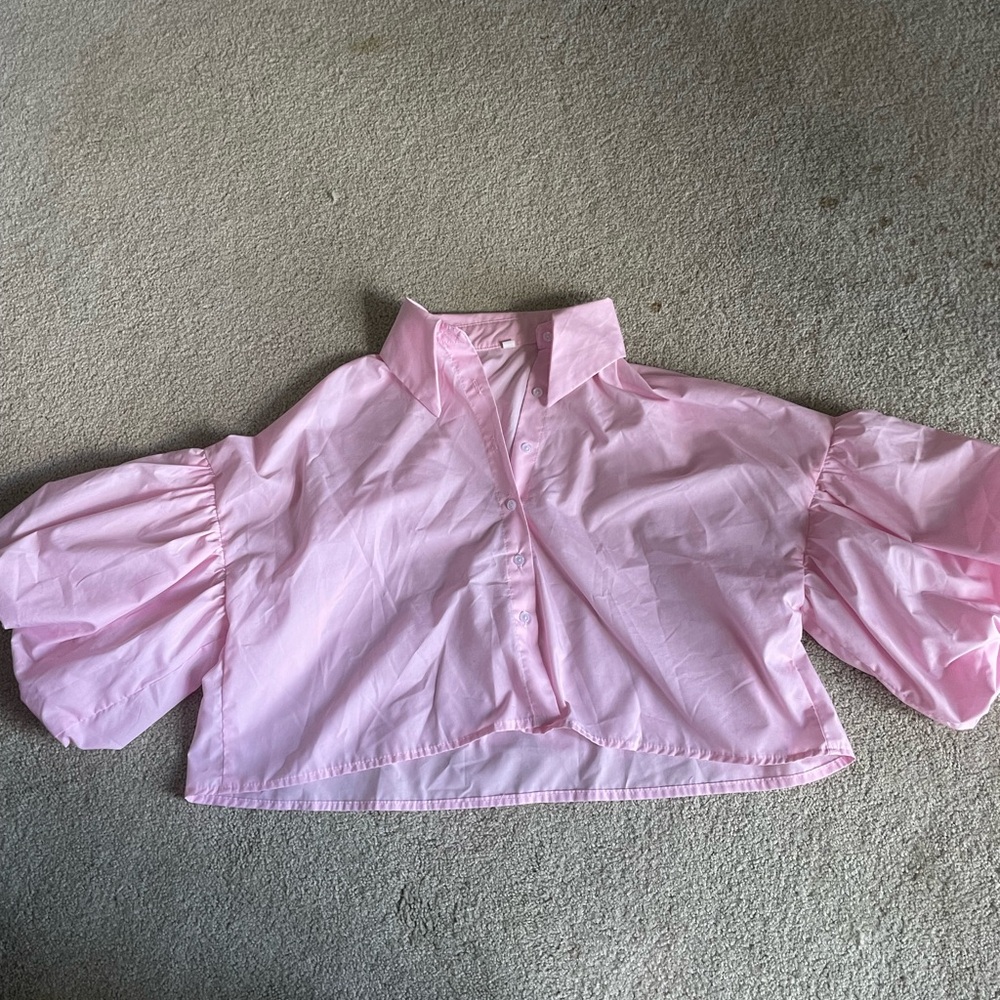 Women’s light pink cropped shirt